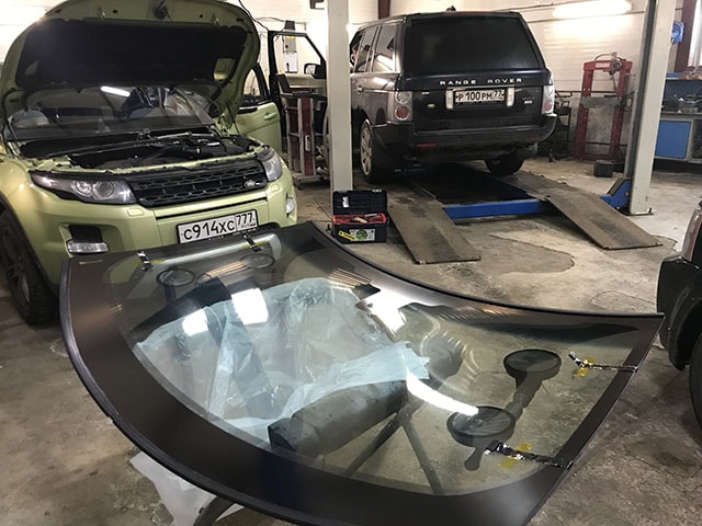 Замена лобового стекла Range Rover Evoque